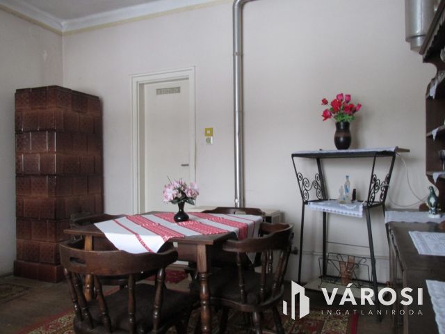 3 szobás családi ház, gazdasági épületekkel.