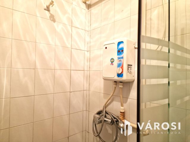 Lakhatásra alkalmas, földszinti üzlethelyiség a belvárosban