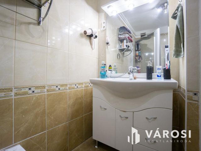 Erkélyes nagy lakás, garázs lehetőséggel a Győr belvárosában