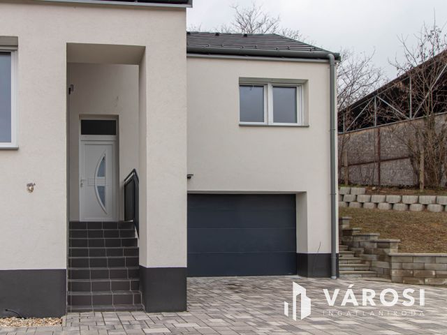 Újépítésű, belső szintes családi otthon Dorog szívében