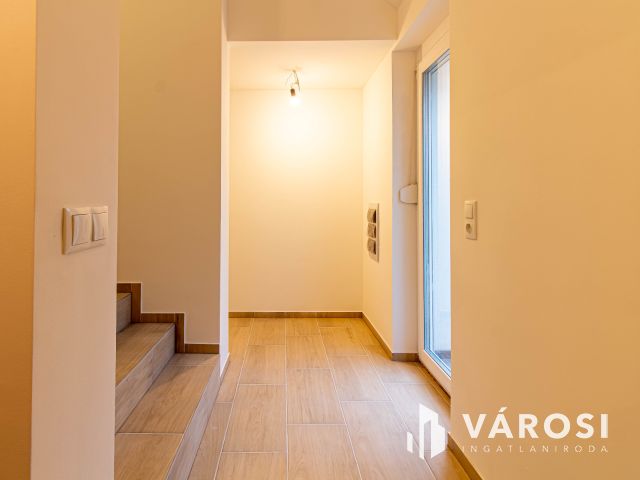 Újépítésű, belső szintes családi otthon Dorog szívében