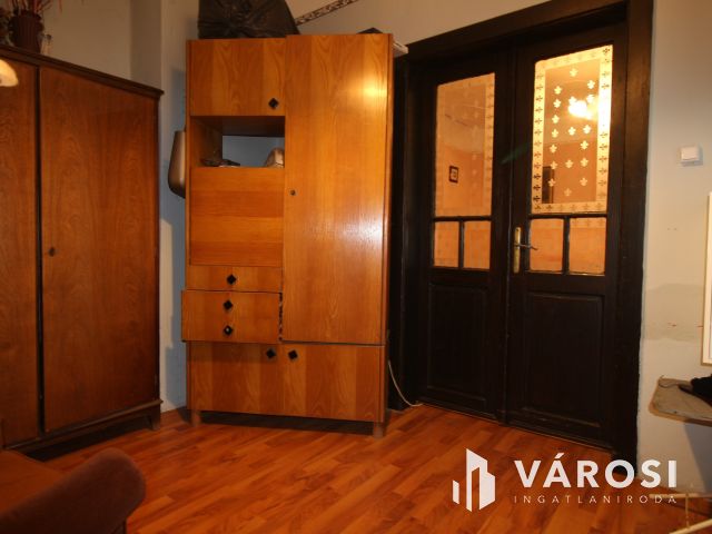 Felújítandó családiház - egy telek áráért Pomázon