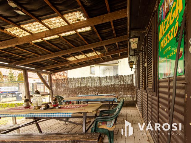 Közműves telek bővíthető épülettel eladó