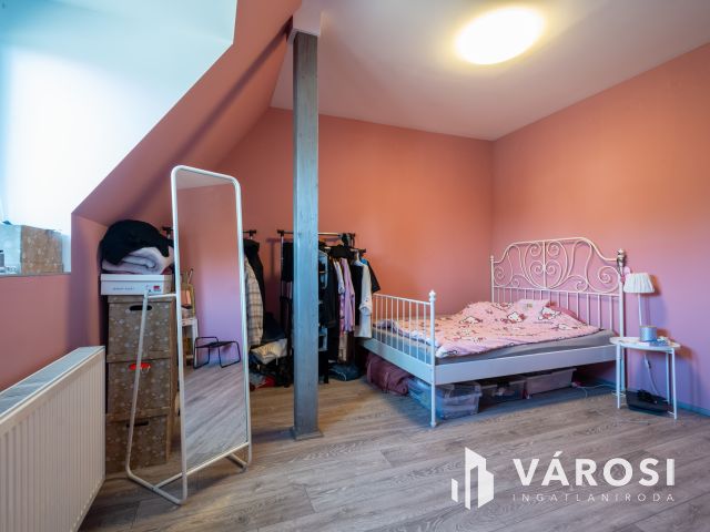 Eladó nappali + 2 háló + 2 autó beállós újszerű lakás Gödön