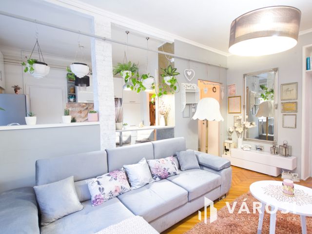 Meglátni és megszeretni: extra, 3. emeleti, erkélyes lakás