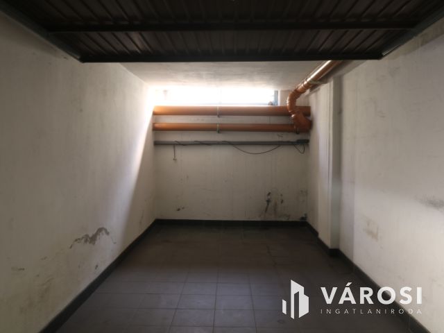 Bal fasor elején, garázs kaidó.