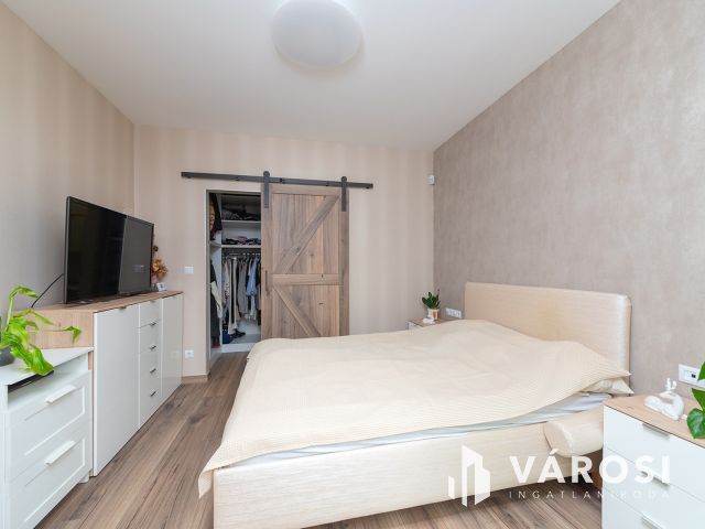 Panorámás luxus családi ház medencével Csömörön eladó!