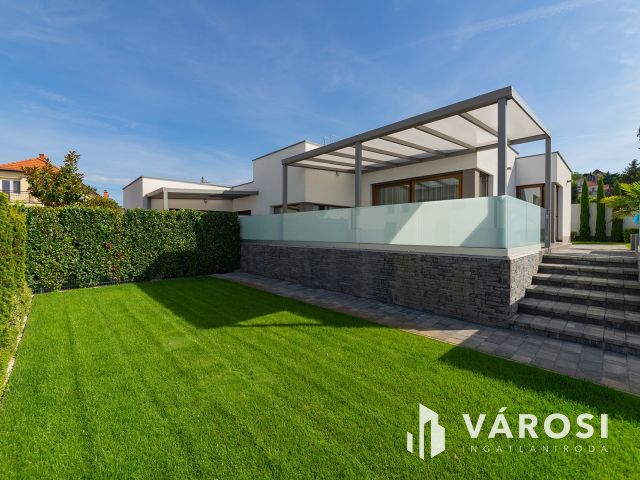 Panorámás luxus családi ház medencével Csömörön eladó!