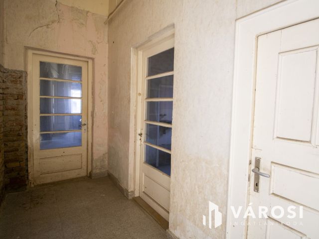 Belvárosi épület melléképülettel és garázsokkal