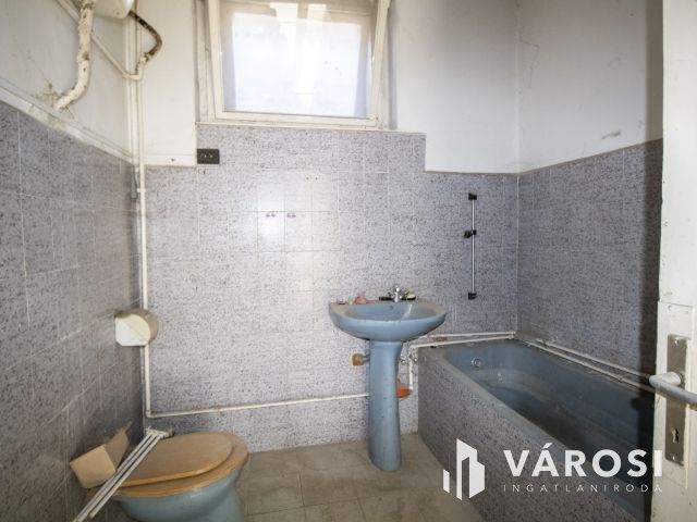 Belvárosi épület melléképülettel és garázsokkal