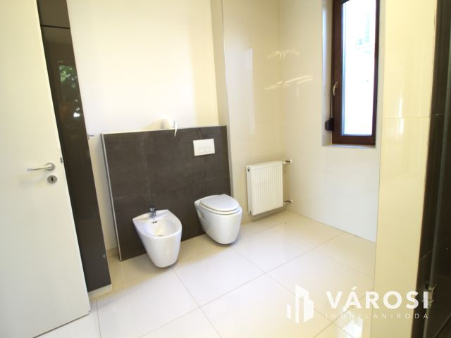 Ritka lehetőség: 204 m2 prémium sorházi otthon saját kerttel