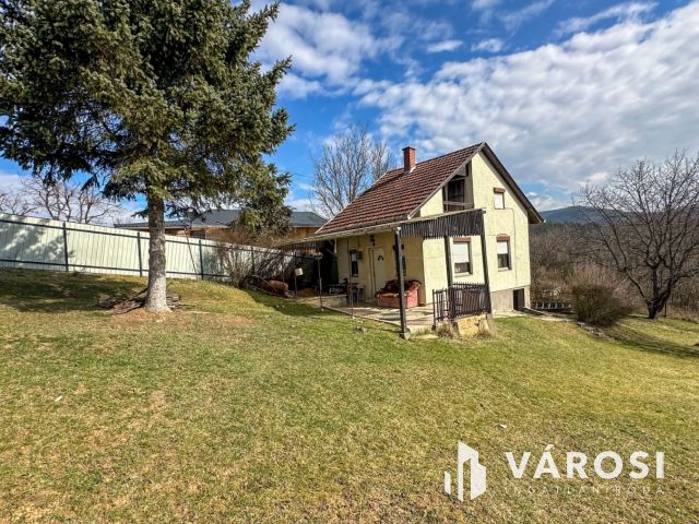 Kercseg Dűlőben, tégla épülettel, zártkert eladó!