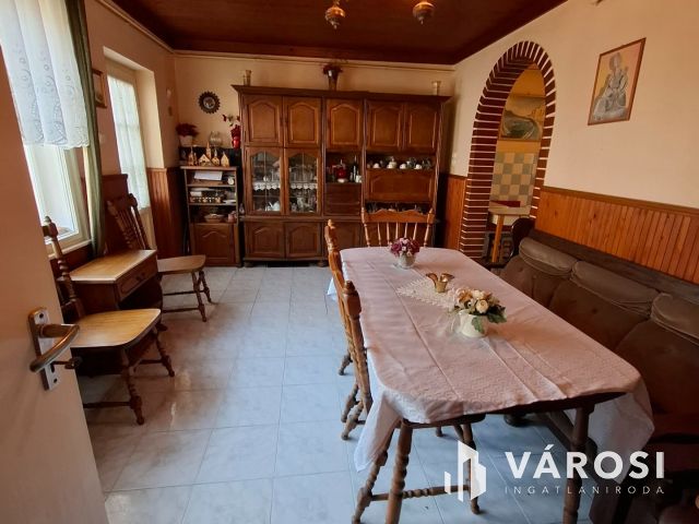 Két utcára nyíló kétszintes sorház