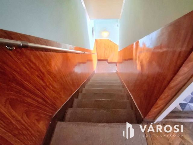 Két utcára nyíló kétszintes sorház