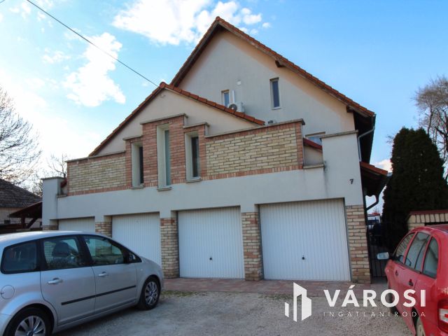 Újszerű, belső kétszintes modern lakás eladó Deszken