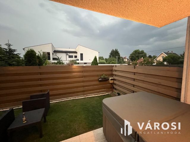 Exkluzív, kertkapcsolatos lakás Újszegeden