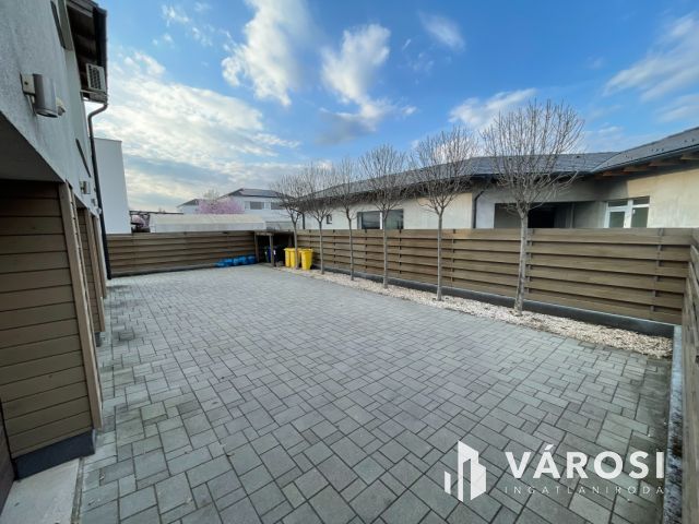 Exkluzív, kertkapcsolatos lakás Újszegeden