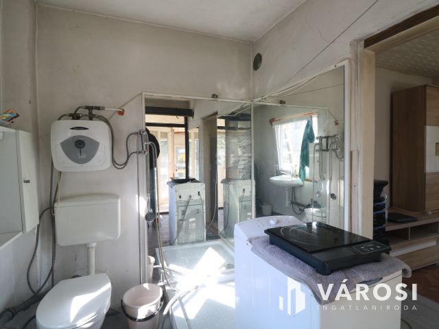 Deszki téliesített, lakható zártkert eladó.