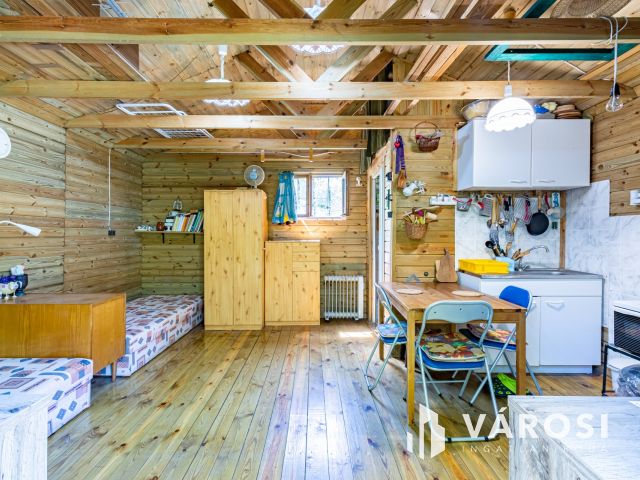 Építési telek Gödöllőn, kis faházzal