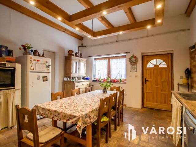 Két lakrészes 5 szobás lakás, saját kertrésszel