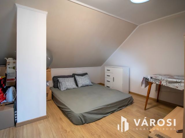 Két lakrészes 5 szobás lakás, saját kertrésszel