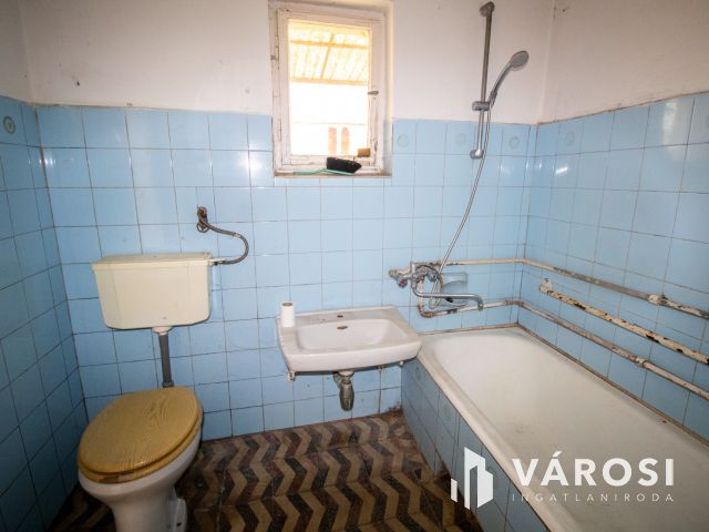 Nappali + két szobás családi ház Eleken