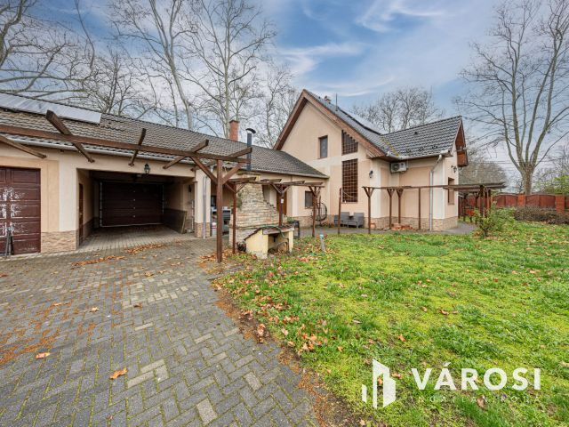 Napelemes szigetelt családi ház, kertvárosi részen