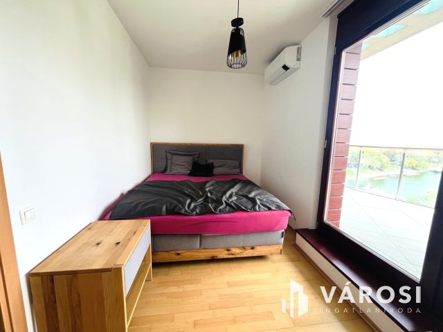 Panorámás penthouse lakás a Marina Parton!