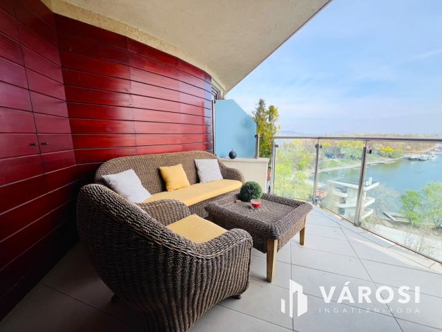 Panorámás penthouse lakás a Marina Parton!