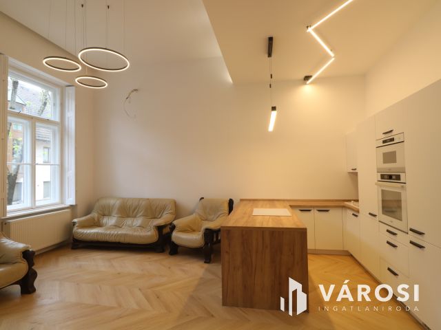 Belvárosi 1. emeleti modern lakás kiadó.