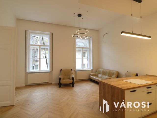 Belvárosi 1. emeleti modern lakás kiadó.