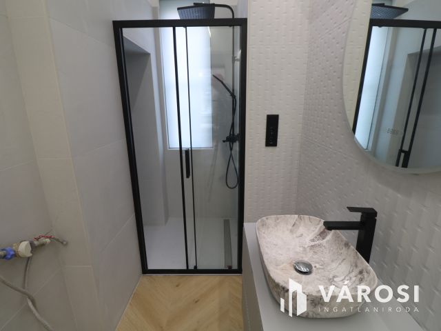 Belvárosi 1. emeleti modern lakás kiadó.