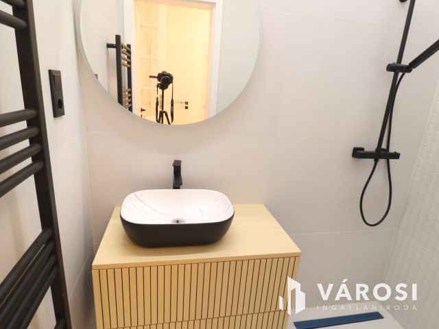 Belvárosi 1. emeleti modern lakás kiadó.
