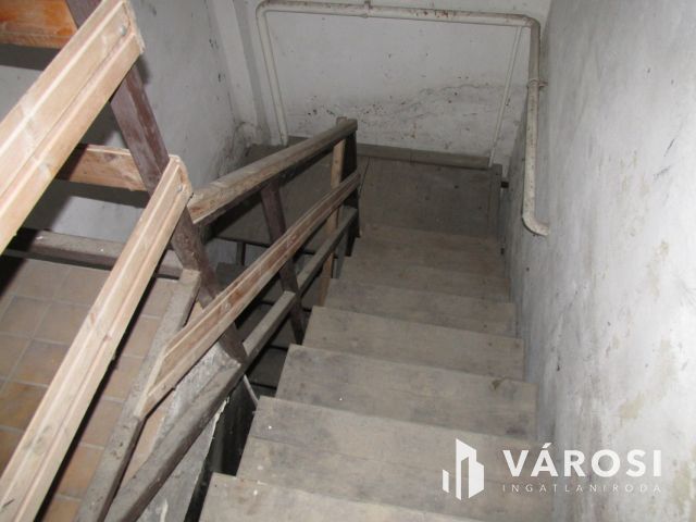 Kétszintes családi ház Dejtár központjához közel