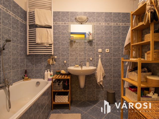 Bútorozatlan lakás garázzsal a Nádas utcában!