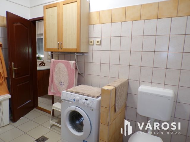 Csendes utcában csodaszép kert kincse családi ház eladó