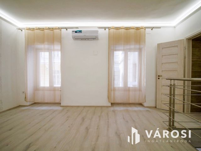 Három fürdőszobás duplex belvárosi lakás kiadó