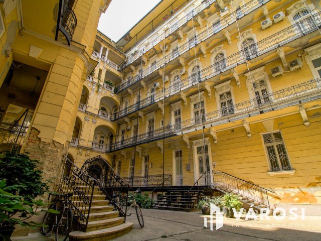 Három fürdőszobás duplex belvárosi lakás kiadó