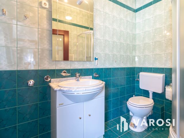 Budai zöldövezetben 149 m2-es sorházi, kertes villa lakás