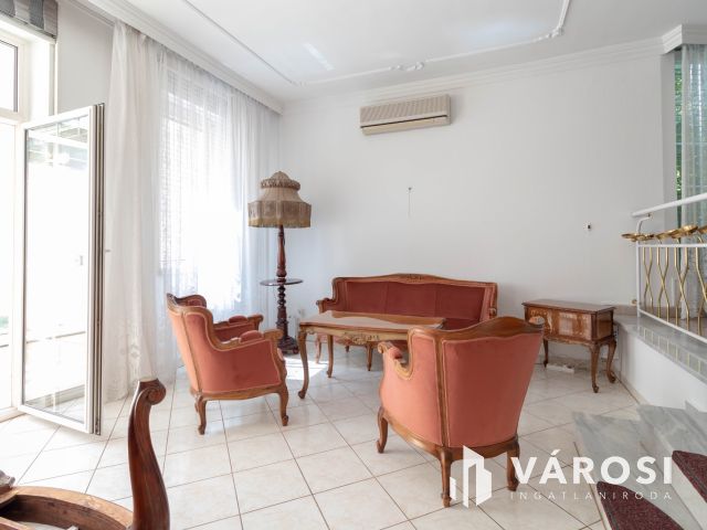 Budai zöldövezetben 149 m2-es sorházi, kertes villa lakás