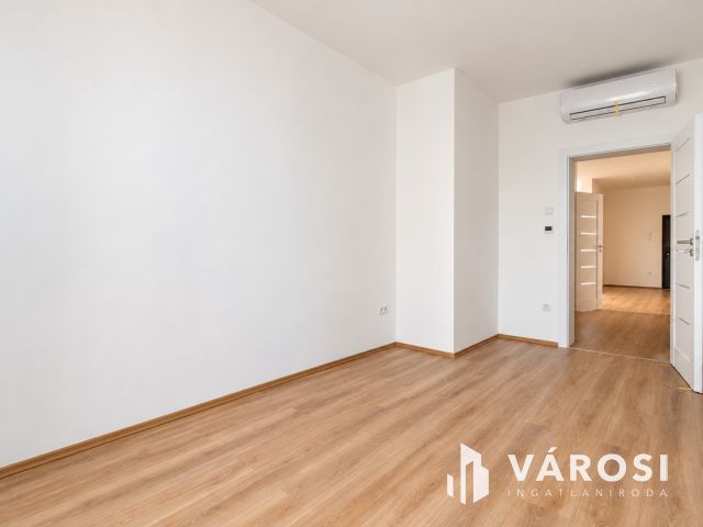 Világos 3 szobás lakás Rákoscsabán autóbeállóval