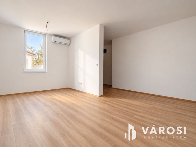 Világos 3 szobás lakás Rákoscsabán autóbeállóval